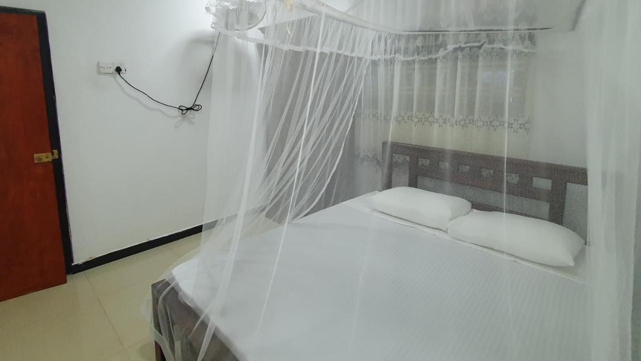Bandulas Beach House Hikkaduwa Ngoại thất bức ảnh
